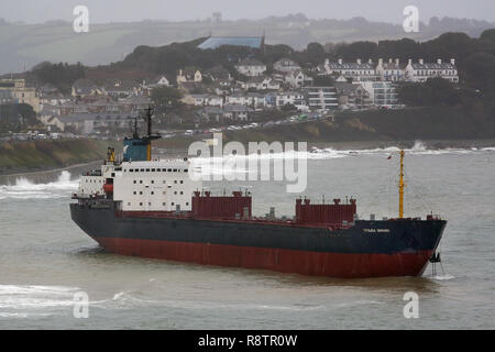 Falmouth, Cornwall, UK. 18. Dez 2018 ein 16.000-Tonnen Russisches Frachtschiff run hat sich auf einem Strand in Cornwall. Die massive Schiff, geglaubt, die zu Kuzma Minin, geerdeten Gyllyngvase Beach in Falmouth bei etwa 05:40 GMT. Die Maritime und Küstenwache Agentur sagte, die 590 ft Schiff Anker und hat eine Liste von etwa fünf Grad gezogen hatte. Es gibt keine Ladung auf dem Schiff, die hat 18 russische Crew an Bord. - - - - - - - - - - - - - - - - - - - - - - - - - - - - - - - - - - - - - - - - - - - - - - - - - - - - Credit: Apex/Alamy leben Nachrichten Stockfoto