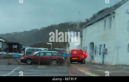 Lyme Regis, Dorset, Großbritannien. Dezember 2018 18. UK Wetter: einen nassen und windigen Tag in Lyme Regis. Royal Mail im strömenden Regen in Lyme Regis. Eine gelbe Warnmeldung der Regen hat entlang des South West Coast herausgegeben worden. Credit: PQ Images/Alamy leben Nachrichten Stockfoto