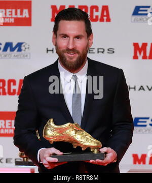 Barcelona, Spanien. 18. Dezember, 2018. Lionel Messi erhält seinen fünften Golden Boot für die Saison 2017-2018. Leo Messi erhält den Gold boot 2017-2018 und ist bereits sein fünftes gold Boot Kredit: Joma/Alamy leben Nachrichten Stockfoto