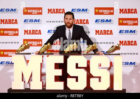 Barcelona, Spanien. 18. Dezember, 2018. Lionel Messi erhält seinen fünften Golden Boot für die Saison 2017-2018. Leo Messi erhält den Gold boot 2017-2018 und ist bereits sein fünftes gold Boot Kredit: Joma/Alamy leben Nachrichten Stockfoto