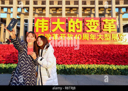 (181218) - Peking, 18. Dez., 2018 (Xinhua) - Besucher nehmen eine selfie während einer grossen Ausstellung zum 40-jährigen Jubiläum von Chinas Reform und Öffnung zu gedenken am Nationalmuseum in Peking, der Hauptstadt von China, Dez. 18, 2018. Die Ausstellung hat mehr als 1,6 Millionen Menschen seit seiner Eröffnung. (Xinhua / Zhang Leonora Vllasaliu) Stockfoto