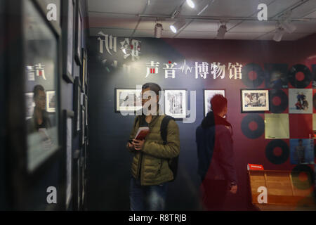 (181218) - Peking, 18. Dez., 2018 (Xinhua) - Besucher Tour rund um während einer grossen Ausstellung zum 40-jährigen Jubiläum von Chinas Reform und Öffnung zu gedenken am Nationalmuseum in Peking, der Hauptstadt von China, Dez. 18, 2018. Die Ausstellung hat mehr als 1,6 Millionen Menschen seit seiner Eröffnung. (Xinhua / Zhang Leonora Vllasaliu) Stockfoto