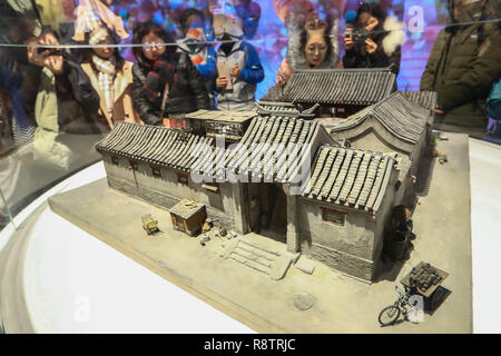 (181218) - Peking, 18. Dez., 2018 (Xinhua) - Besucher Blick auf die Miniatur eines Innenhof während einer grossen Ausstellung zum 40-jährigen Jubiläum von Chinas Reform und Öffnung zu gedenken am Nationalmuseum in Peking, der Hauptstadt von China, Dez. 18, 2018. Die Ausstellung hat mehr als 1,6 Millionen Menschen seit seiner Eröffnung. (Xinhua / Zhang Leonora Vllasaliu) Stockfoto