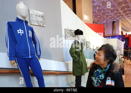 (181218) - Peking, 18. Dez., 2018 (Xinhua) - Ein Besucher schaut sich die Kostüme während einer grossen Ausstellung zum 40-jährigen Jubiläum von Chinas Reform und Öffnung zu gedenken angezeigt im Nationalmuseum von China in Beijing, die Hauptstadt Chinas, Dez. 18, 2018. Die Ausstellung hat mehr als 1,6 Millionen Menschen seit seiner Eröffnung. (Xinhua / Zhang Leonora Vllasaliu) Stockfoto