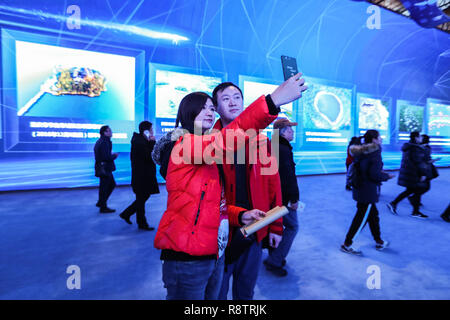 (181218) - Peking, 18. Dez., 2018 (Xinhua) - Besucher nehmen eine selfie während einer grossen Ausstellung zum 40-jährigen Jubiläum von Chinas Reform und Öffnung zu gedenken am Nationalmuseum in Peking, der Hauptstadt von China, Dez. 18, 2018. Die Ausstellung hat mehr als 1,6 Millionen Menschen seit seiner Eröffnung. (Xinhua / Zhang Leonora Vllasaliu) Stockfoto