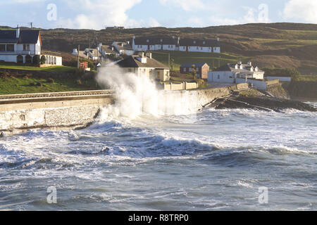 Tragumna, Castlehaven, West Cork, Irland, 18. Dezember 2018. Noch eine weitere Nacht der Gale force onshore Winde treiben riesige Wellen auf dem Meer an der Wand, über die Straße und auf die lokalen Häuser. Credit: aphperspective/Alamy leben Nachrichten Stockfoto