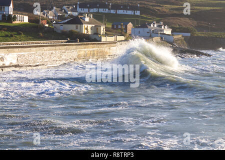 Tragumna, Castlehaven, West Cork, Irland, 18. Dezember 2018. Noch eine weitere Nacht der Gale force onshore Winde treiben riesige Wellen auf dem Meer an der Wand, über die Straße und auf die lokalen Häuser. Credit: aphperspective/Alamy leben Nachrichten Stockfoto