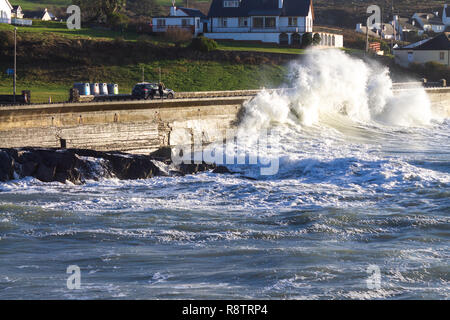 Tragumna, Castlehaven, West Cork, Irland, 18. Dezember 2018. Noch eine weitere Nacht der Gale force onshore Winde treiben riesige Wellen auf dem Meer an der Wand, über die Straße und auf die lokalen Häuser. Credit: aphperspective/Alamy leben Nachrichten Stockfoto