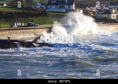 Tragumna, Castlehaven, West Cork, Irland, 18. Dezember 2018. Noch eine weitere Nacht der Gale force onshore Winde treiben riesige Wellen auf dem Meer an der Wand, über die Straße und auf die lokalen Häuser. Credit: aphperspective/Alamy leben Nachrichten Stockfoto