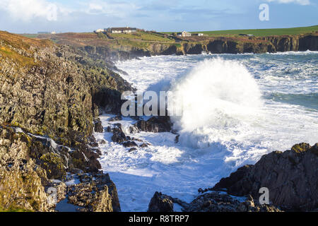 Sandbucht, Castlehaven, West Cork, Irland, 18. Dezember 2018. Noch eine weitere Nacht der Gale force onshore Winde treiben riesige Wellen bis zu den Klippen an der Küste Eigenschaften. Credit: aphperspective/Alamy leben Nachrichten Stockfoto