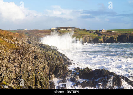 Sandbucht, Castlehaven, West Cork, Irland, 18. Dezember 2018. Noch eine weitere Nacht der Gale force onshore Winde treiben riesige Wellen bis zu den Klippen an der Küste Eigenschaften. Credit: aphperspective/Alamy leben Nachrichten Stockfoto