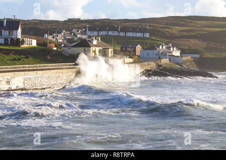 Tragumna, Castlehaven, West Cork, Irland, 18. Dezember 2018. Noch eine weitere Nacht der Gale force onshore Winde treiben riesige Wellen auf dem Meer an der Wand, über die Straße und auf die lokalen Häuser. Credit: aphperspective/Alamy leben Nachrichten Stockfoto