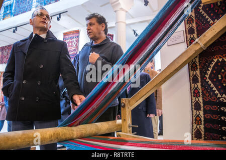 Erbil, Irak. 18 Dez, 2018. Heiko Maas (SPD, l), Außenminister, Besuche der Teppich Museum in der Zitadelle von Arbil. Nach Kuwait und in Bagdad, Maas zu Besuch in der Region Erbil im Irak. Credit: Jens Büttner/dpa-Zentralbild/dpa/Alamy leben Nachrichten Stockfoto
