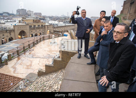 Erbil, Irak. 18 Dez, 2018. Heiko Maas (SPD, r), Außenminister, sieht von der Zitadelle in der Altstadt von Erbil. Nach Kuwait und in Bagdad, Maas zu Besuch in der Region Erbil im Irak. Credit: Jens Büttner/dpa-Zentralbild/dpa/Alamy leben Nachrichten Stockfoto