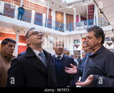 Erbil, Irak. 18 Dez, 2018. Heiko Maas (SPD, l), Außenminister, Besuche der Teppich Museum in der Zitadelle von Arbil. Nach Kuwait und in Bagdad, Maas zu Besuch in der Region Erbil im Irak. Credit: Jens Büttner/dpa-Zentralbild/dpa/Alamy leben Nachrichten Stockfoto