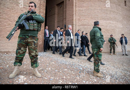 Erbil, Irak. 18 Dez, 2018. Sicherheitskräfte sichern den Besuch von Heiko Maas (SPD), Außenminister, und seine Delegation in der Zitadelle von Arbil. Nach Kuwait und in Bagdad, Maas zu Besuch in der Region Erbil im Irak. Credit: Jens Büttner/dpa-Zentralbild/dpa/Alamy leben Nachrichten Stockfoto