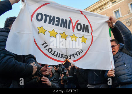 Foto Fabrizio Corradetti/LaPresse 18 dicembre 2018 Roma, Italia Cronaca Manifestazione dei Treiber NCC Nella Foto: Manifestanti bruciano una Bandiera del M5S Stockfoto