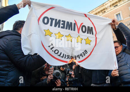 Foto Fabrizio Corradetti/LaPresse 18 dicembre 2018 Roma, Italia Cronaca Manifestazione dei Treiber NCC Nella Foto: Manifestanti bruciano una Bandiera del M5S Stockfoto