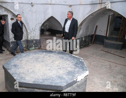 Erbil, Irak. 18 Dez, 2018. Heiko Maas (SPD, l), Außenminister, besuche die Zitadelle von Arbil (Irak). Nach Kuwait und in Bagdad, Maas zu Besuch in der Region Erbil im Irak. Credit: Jens Büttner/dpa-Zentralbild/dpa/Alamy leben Nachrichten Stockfoto