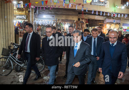 Erbil, Irak. 18 Dez, 2018. Heiko Maas (SPD, 2. von links), Außenminister, besuche das erbil Basar. Nach Kuwait und in Bagdad, Maas zu Besuch in der Region Erbil im Irak. Credit: Jens Büttner/dpa-Zentralbild/dpa/Alamy leben Nachrichten Stockfoto