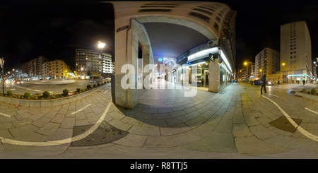 360 Grad Panorama Ansicht von Luces de Fiestas de Navidad en Logroño (2)