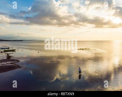 Indonesien,Bali, prahu auf Lovina Beach (Luftbild) Stockfoto