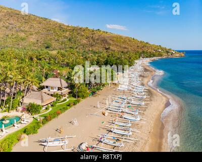 Indonesien, Osten, Amlapura, Bali Amed Küste, selang Strand oder White Sand Beach, traditionellen Fischerbooten oder Jukungs (Luftbild) Stockfoto