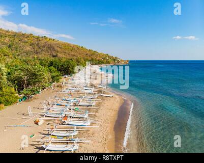 Indonesien, Osten, Amlapura, Bali Amed Küste, selang Strand oder White Sand Beach, traditionellen Fischerbooten oder Jukungs (Luftbild) Stockfoto