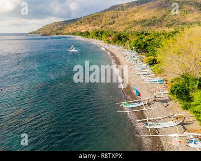 Indonesien, Osten, Amlapura, Bali Amed Küste, selang Strand oder White Sand Beach, traditionellen Fischerbooten oder Jukungs (Luftbild) Stockfoto