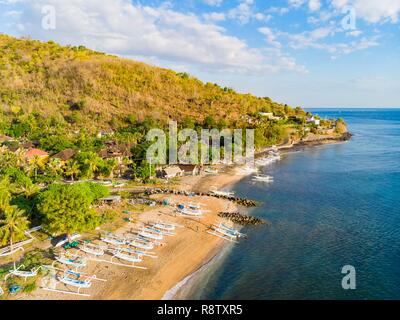 Indonesien, Osten, Amlapura, Bali Amed Küste, selang Strand oder White Sand Beach, traditionellen Fischerbooten oder Jukungs (Luftbild) Stockfoto