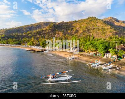 Indonesien, Osten, Amlapura, Bali Amed Küste, selang Strand oder White Sand Beach, traditionellen Fischerbooten oder Jukungs (Luftbild) Stockfoto