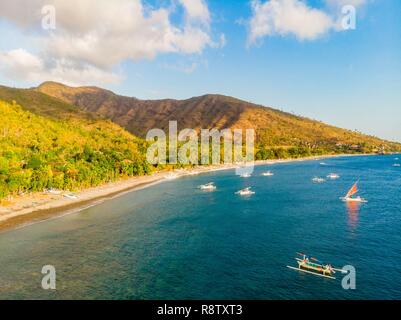 Indonesien, Osten, Amlapura, Bali Amed Küste, Strand, Banyuning Fischer zurück in Prahu (Luftbild) Stockfoto