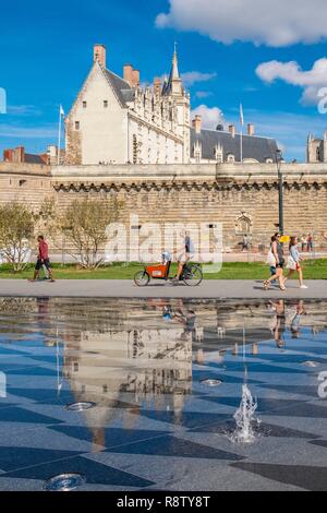 Frankreich, Pays de La Loire, Nantes, Kinder spielen mit Wasser spielen vor dem Schloss der Herzöge der Bretagne Stockfoto