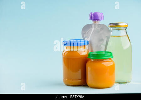 Babynahrung in verschiedenen Paketen Stockfoto