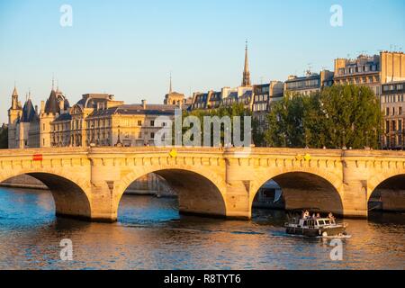 Frankreich, Paris, die Ufer der Seine, der UNESCO, der Pont Neuf und ein Boot, die Conciergerie im Hintergrund Stockfoto