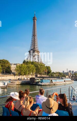 Frankreich, Paris, die Ufer der Seine klassifiziert UNESCO, touristische Tour durch Riverboat vor dem Eiffelturm Stockfoto