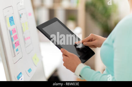 Nahaufnahme der UI-Designer mit Tablet-PC im Büro Stockfoto