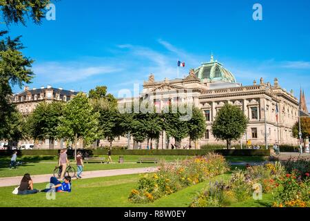 Frankreich, Bas Rhin, Straßburg, Stadtteil Neustadt aus dem Deutschen Zeitraum Altstadt zum Weltkulturerbe der UNESCO, Platz der Republik, Präfektur, National- und Universitätsbibliothek (Bnu) und der reformierten Kirche St. Paul Stockfoto