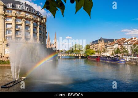 Frankreich, Bas Rhin, Straßburg, Altstadt zum Weltkulturerbe der UNESCO, Ill mit St. Paul Kirche im Hintergrund Stockfoto