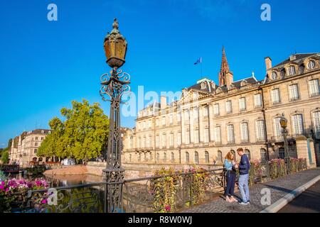 Frankreich, Bas Rhin, Straßburg, Altstadt als Weltkulturerbe von der UNESCO, der Palais des Rohan am Ufer der Ill, in dem sich das Museum für dekorative Kunst und bildende Kunst und Archäologie Stockfoto