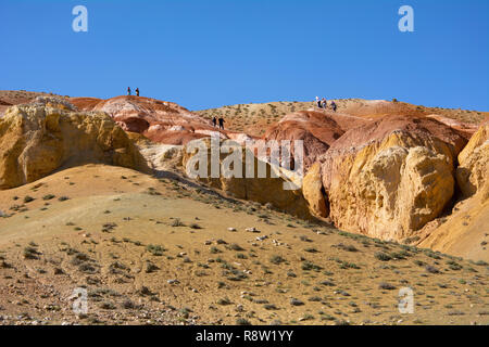 Touristen auf dem Hügel von farbigen Lehm in der Gegend, die Marslandschaft, Kyzyl-Chin Tal, Chui Steppe, die Republik Altai Stockfoto