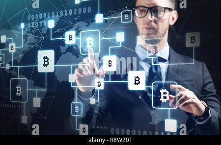 Nahaufnahme der Geschäftsmann mit bitcoin block Kette Stockfoto