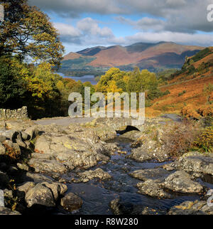 Ashness Brücke und Derwentwater im Herbst Stockfoto