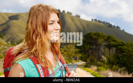 Lächelnde Frau mit Rucksack auf Big Sur Hills Stockfoto