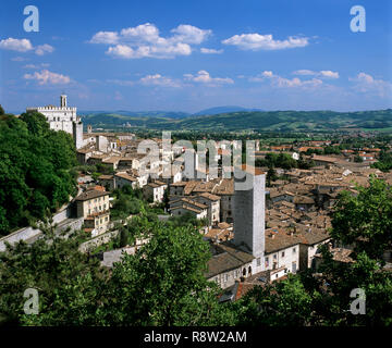 Blick über die Altstadt von Gubbio im Juni Sonnenlicht, Umbrien, Italien, Europa Stockfoto