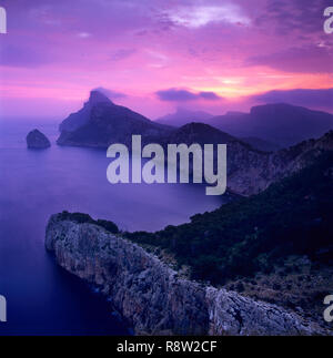 Cap de Formentor im Morgengrauen von Mirador Es Colomer gesehen Stockfoto