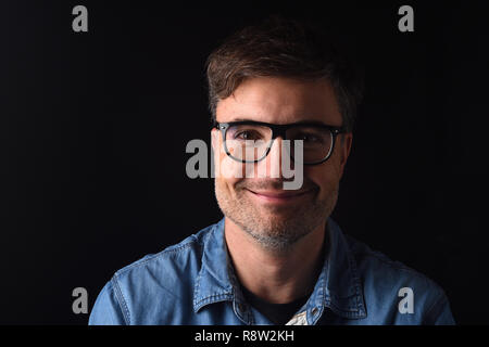 Lächelnde Menschen auf schwarzem Hintergrund Stockfoto