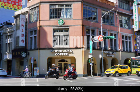 Taipei, Taiwan - November 30, 2018 - Beliebte 3-stöckigen Starbucks in der Innenstadt von Taipei. Der Store ist immer voll mit vielen lokalen Kunden. Stockfoto