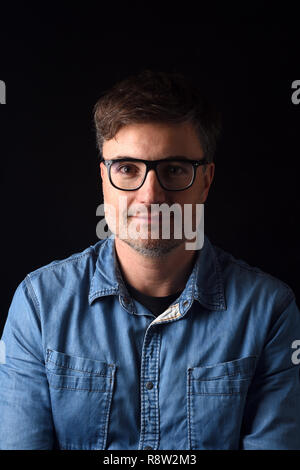 Lächelnde Menschen auf schwarzem Hintergrund Stockfoto