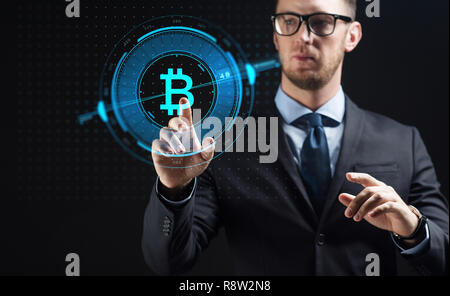 Nahaufnahme der Geschäftsmann mit bitcoin Hologramm Stockfoto